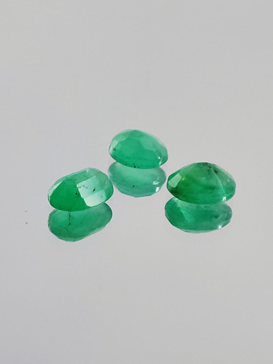 Emerald lot ( 4  x 3 x 2 mm \ 0,2 ct ) oval