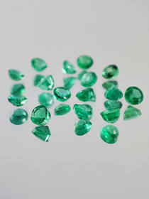 Emerald lot ( 3 - 2 x 2 - 1 mm \ 0,1 ct ) round