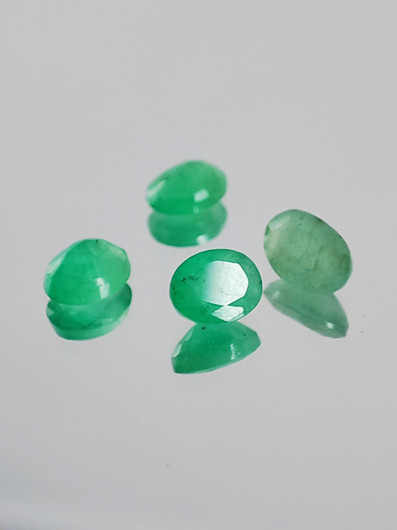 Emerald lot ( 5  x 4 - 3 x 2 mm \ 0,3 ct ) oval