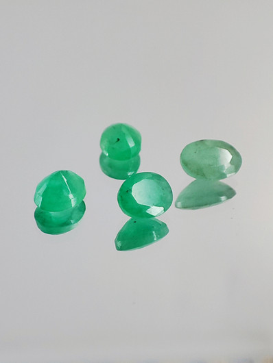 Emerald lot ( 5  x 4 - 3 x 2 mm \ 0,3 ct ) oval