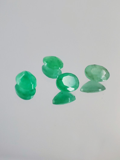 Emerald lot ( 5  x 4 - 3 x 2 mm \ 0,3 ct ) oval