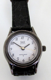 Q&Q  uusi musta rannekello, NOS