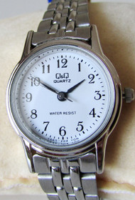 Q&Q  uusi teräs käyttökello NOS