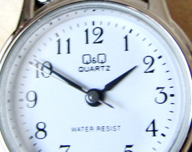 Q&Q  uusi teräs käyttökello NOS