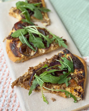 Nyhtöpossupizza valkoisella kastikkeella