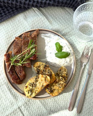 Hot Honey -glaseerattu possun kassler, paahdetut valkosipuli-parmesaaniperunat & raikas yrttidippi