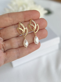 Leaf korvakorut makeanveden helmillä 