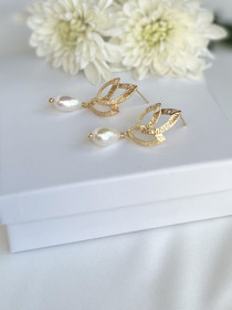 Leaf korvakorut makeanveden helmillä 