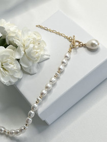 Kaulakoru makeanveden helmillä 