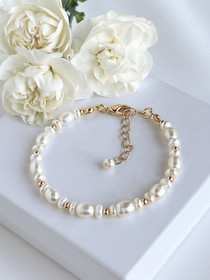 Rannekoru makeanveden helmillä