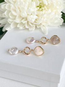 Mother of Pearl Keshihelmi  korvakorut