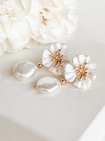 White Floral korvakorut keshihelmillä