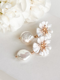 White Floral korvakorut keshihelmillä