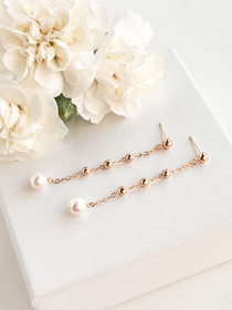 Diandra korvakorut makeanveden helmillä.