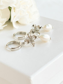 Silver hoop kukkakorvakorut 