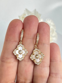 Cubic  zirconia  helmiäis korvakorut.