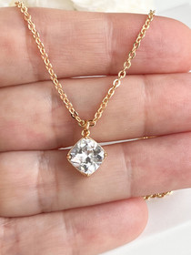 Cubic Zirkonia kaulakoru.