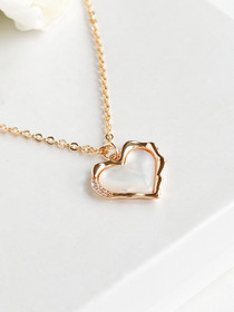 Sydän kaulakoru helmiäisellä