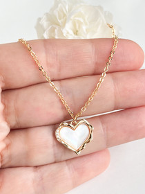 Sydän kaulakoru helmiäisellä