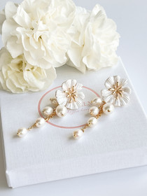 White Floral Pearly korvakorut