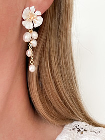 White Floral Pearly korvakorut