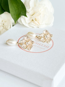 Zirkonia Floral Gold korvakorut makeanveden helmillä 