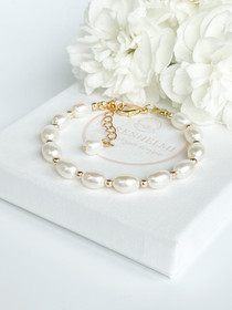 Rannekoru makeanveden helmillä 