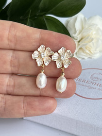 Zirkonia Floral Gold korvakorut makeanveden helmillä 