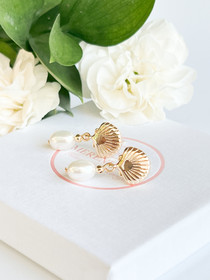 Seashell korvakorut makeanveden helmillä