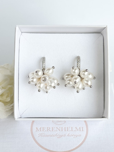 Pearly Silver korvakorut makeanveden helmillä 