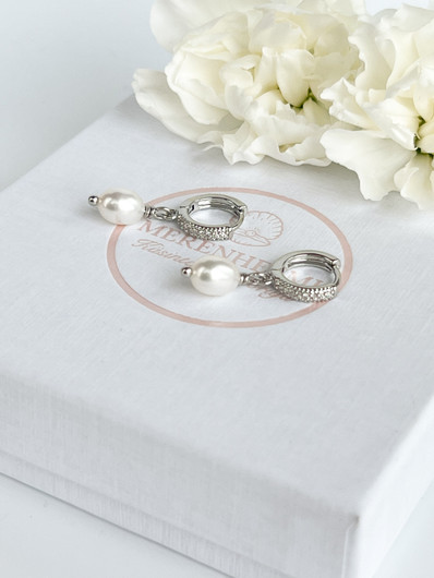 Cubic Zirkonia Silver korvakorut makeanveden helmillä 