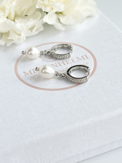 Cubic Zirkonia Silver korvakorut makeanveden helmillä 