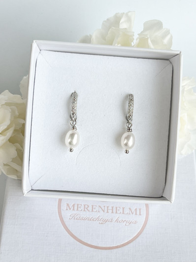 Cubic Zirkonia Silver korvakorut makeanveden helmillä 