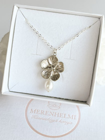 Kukka kaulakoru makeanveden helmillä.