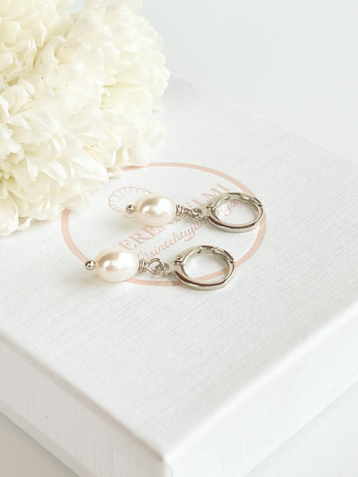 Mini hoop silver korvakorut makeanveden helmillä