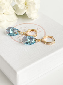 Aqua kristallihelmi korvakorut.