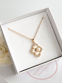 Cubic  zirconia  helmiäis kaulakoru