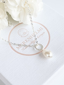 Silver kaulakoru makeanveden helmillä.