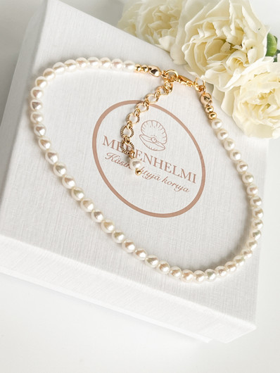 Nilkkakoru makeanvedenhelmillä