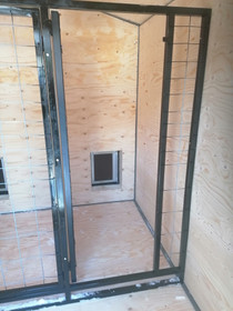 Yksiovinen koiratalon väliseinäelementti