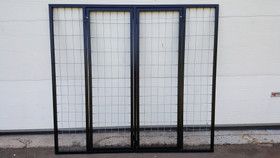 Kaksiovinen väliseinäelementti koirataloon