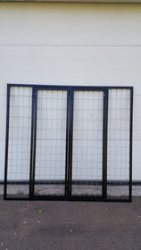 Kaksiovinen väliseinäelementti koirataloon