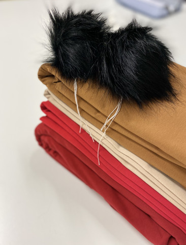 Muhkea keinokarvatupsu 10 cm, musta