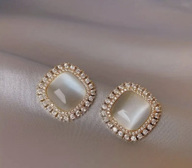 Square with Sparkling korvakorut