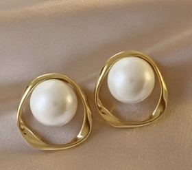 Pearls with Modern Twist helmikorvakorut