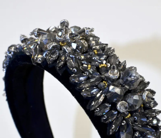 Black Luxury hiuspanta mustilla kivillä koristeltuna