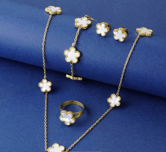 Get Lucky korusetti; kaula-ja rannekoru, korvakorut ja sormus