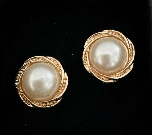 Pearls wirh Golden Twist