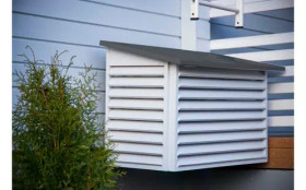 Ilmalämpöpumpun ulkoyksikön suojakotelo Onnline, puuvalmis