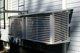 Ilmalämpöpumpun ulkoyksikön suojakotelo Kiilax metalli, valkoinen